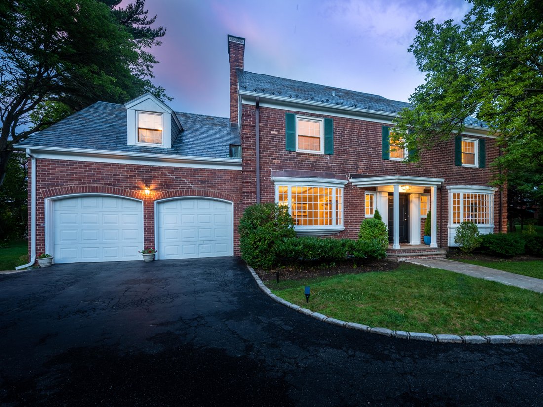 575 Park Avenue, Manhasset, Ny, 11030 In Manhasset, New York, United