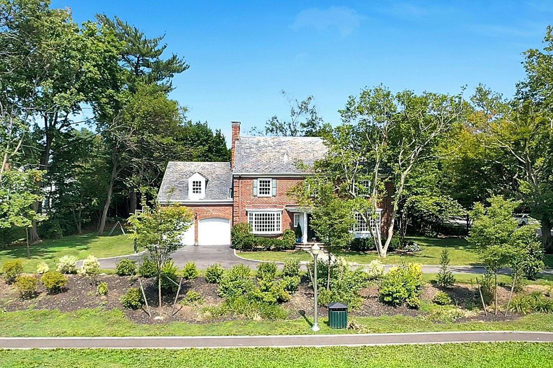 575 Park Avenue, Manhasset, Ny, 11030 In Manhasset, New York, United
