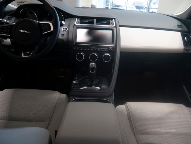 Suv in Minneapolis, Minnesota, United States 4 - 10980818