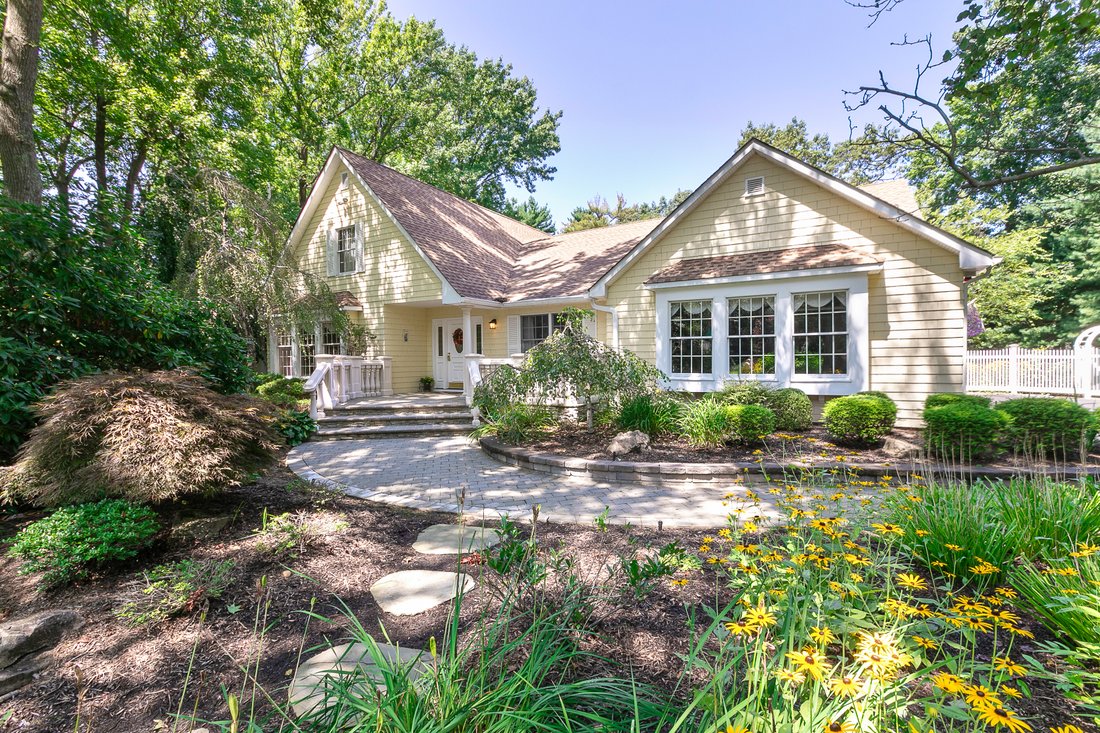 10 White Pine Lane, In Setauket East Setauket, New York, United States