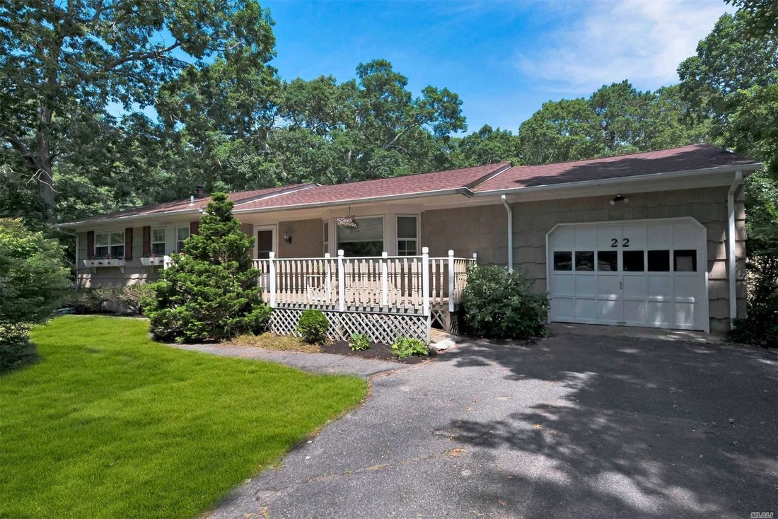 22 Kennedy Dr, E. Quogue, Ny, 11942 In East Quogue, New York, United