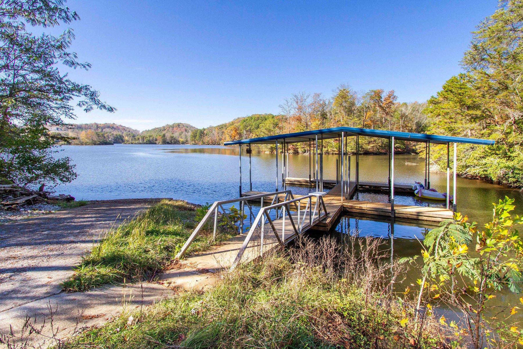 Spectacular Updated Waterfront Estate in Madisonville, TN, United