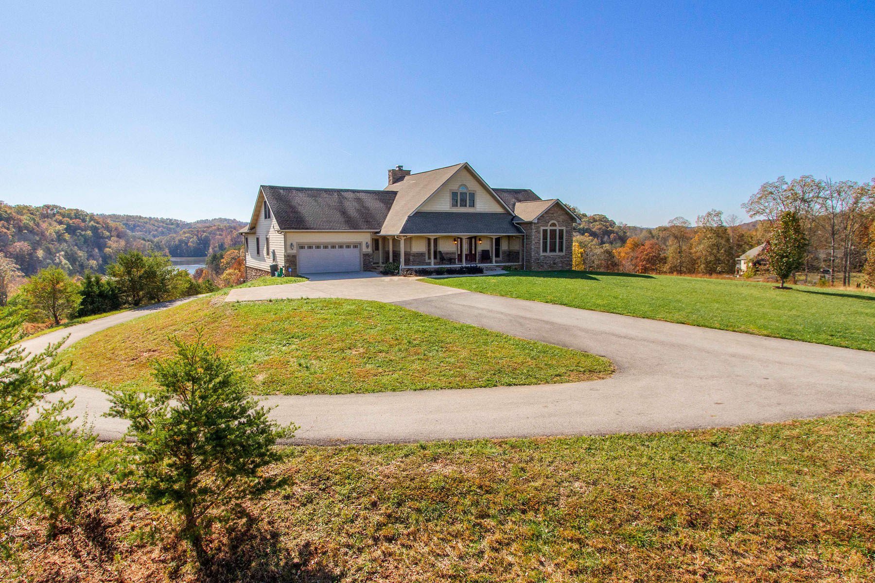 Spectacular Updated Waterfront Estate in Madisonville, TN, United