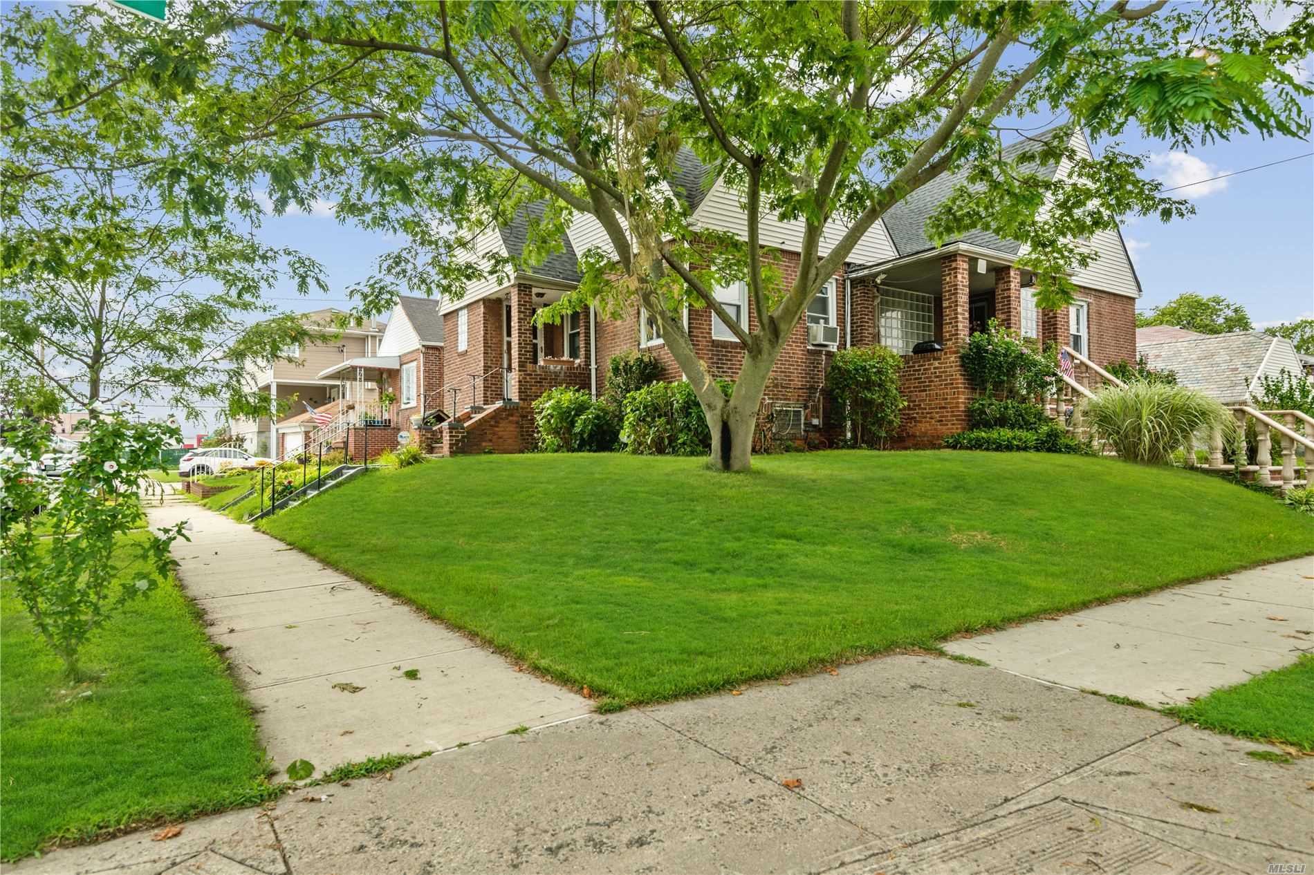 4 Bedrooms Multi Family (2 4 Units) in Howard Beach, NY, United States