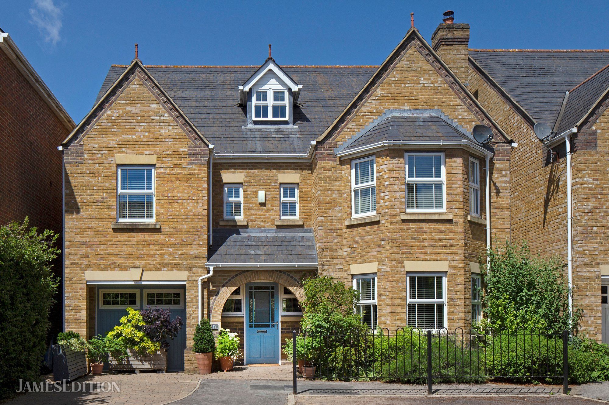 A Light & Spacious Six Bedroom, Detached Home In Oxford, England