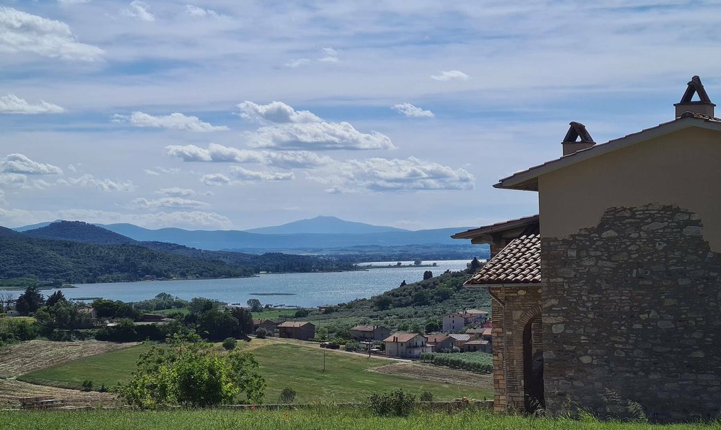Panoramic Farmhouse Overlooking The Trasimeno Lake In Umbria, Italy For ...