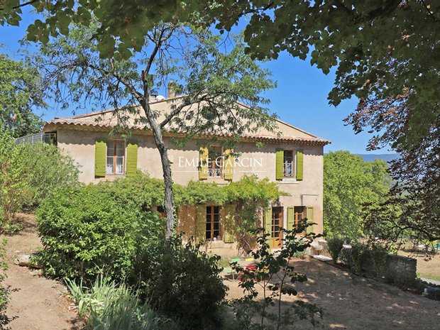 Magnificent 18th Century Property For Sale With Uninterrupted In Apt France In Vendita