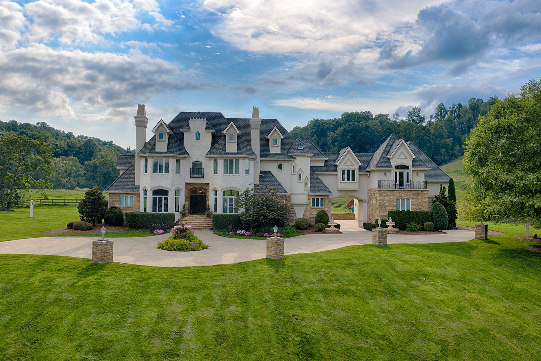 Gracious Southern Living In Elizabethton, Tennessee, United States For