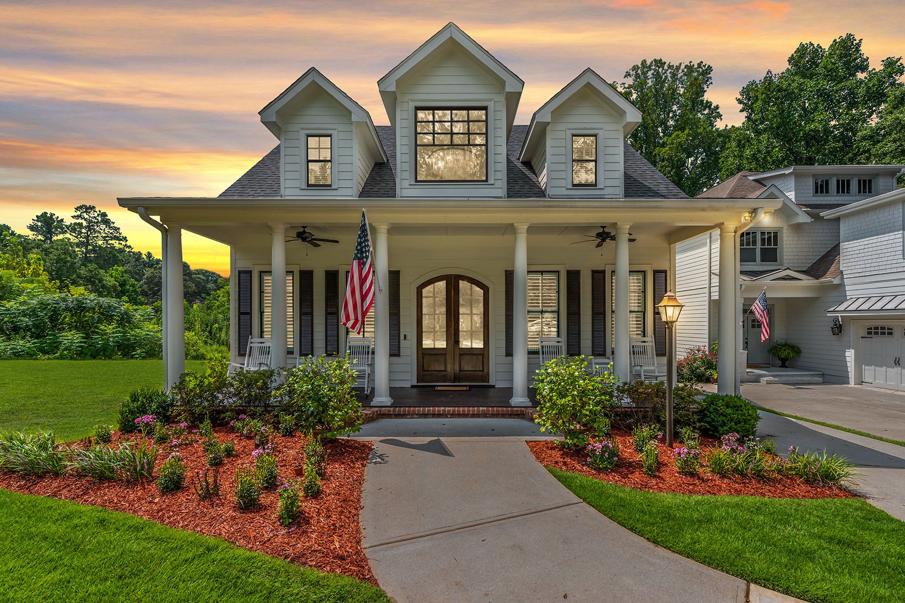 Flawless Custom Home With A Pool In In Brookhaven, United