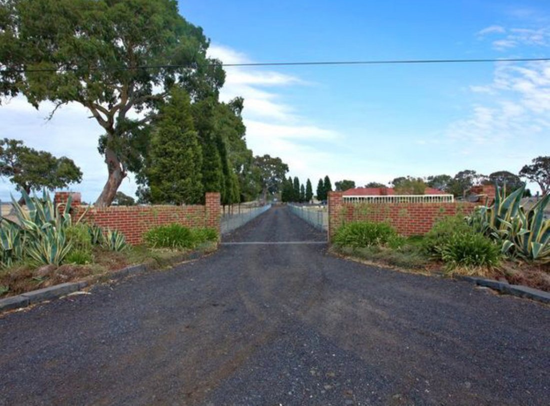 Holiday Farm House Close To City And Amenities In Wollert, Victoria