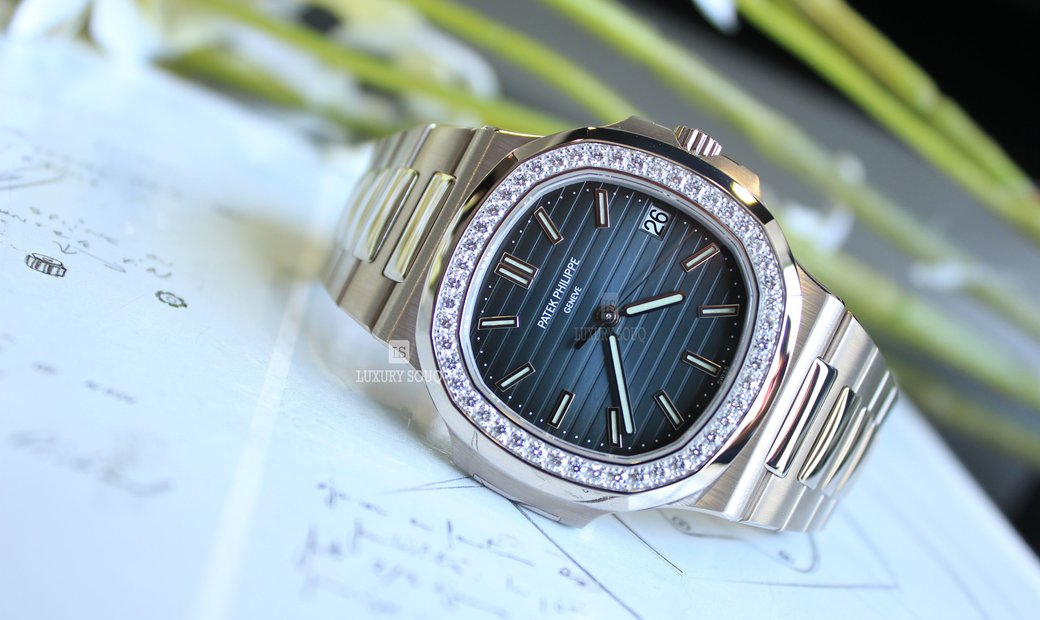 Patek Philippe Nautilus White Gold with Manufacturer Bagguette Sapphires	5713/1G-001