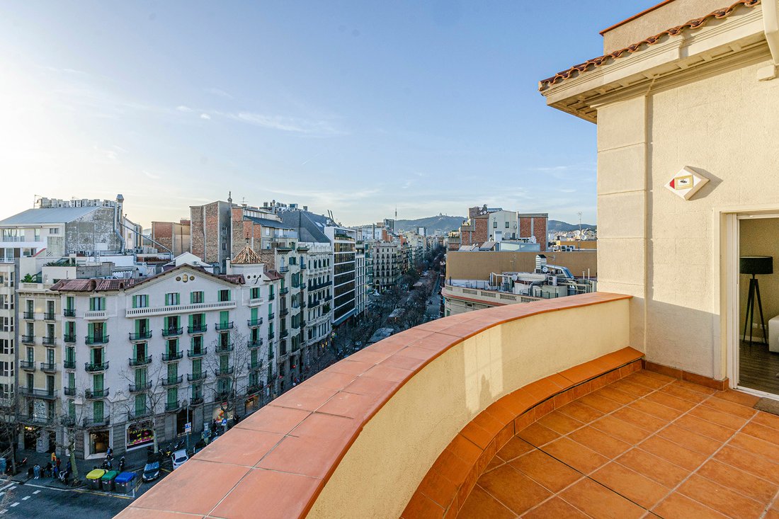 Unique And Sunny Penthouse On Prime Location In Eixample, In Barcelona