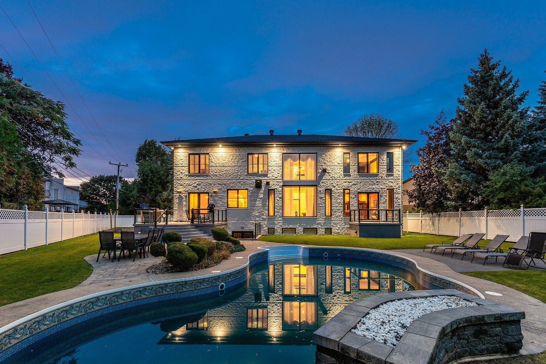 Dollard Des Ormeaux, Montréal In Dollard Des Ormeaux, Canada For Sale