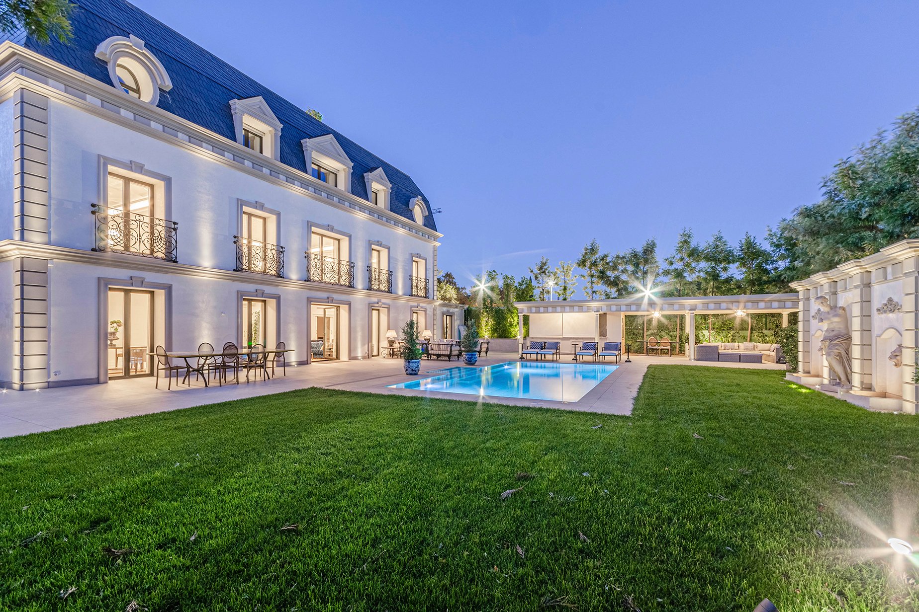 Mansión De Estilo Francés En Pedralbes En Barcelona, Cataluña, España