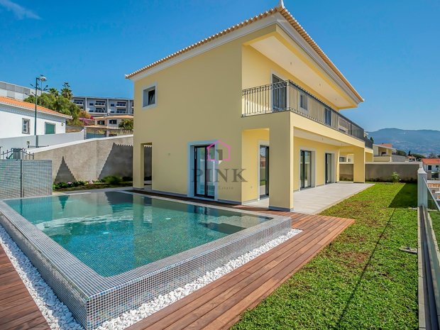 luxurious 3 bedroom villa sea and funchal view in funchal portugal for sale 10677033