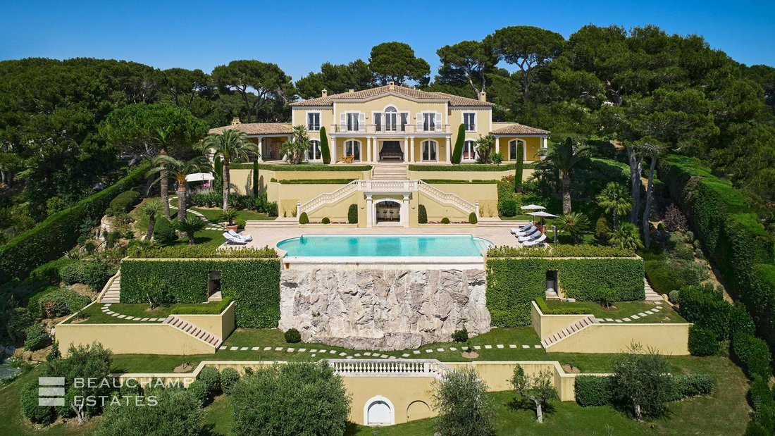 Villa in Cannes, Provence-Alpes-Côte d'Azur, France 1 - 11168620