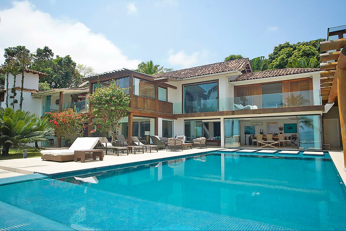 Contemporary House In Front Of The Sea In Búzios In Armação Dos Búzios