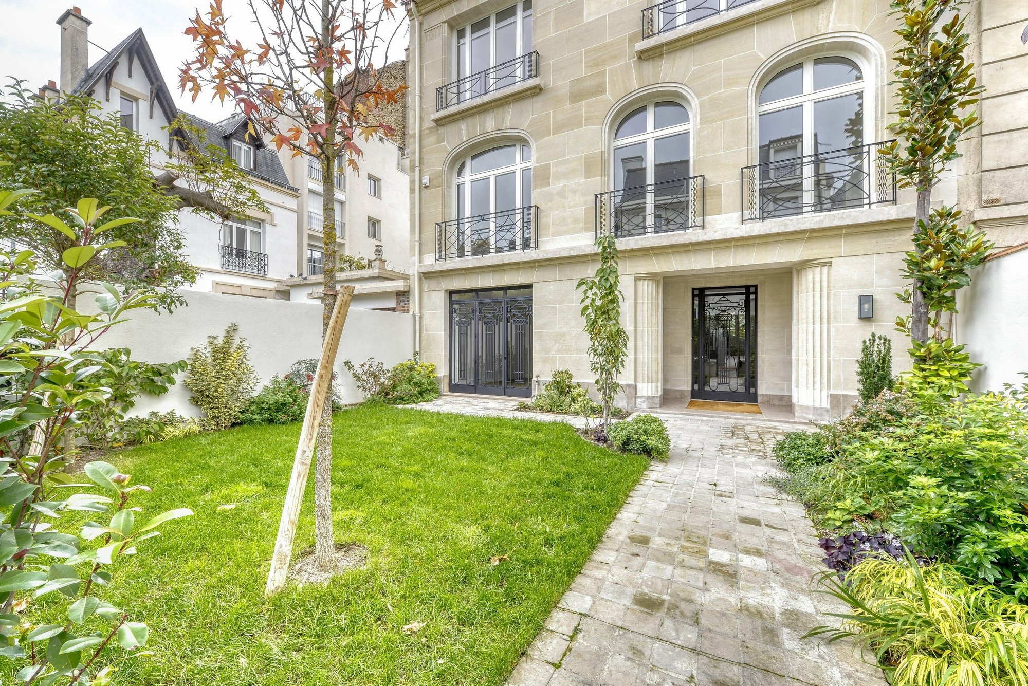 Magnificent Property With Garden In In Neuilly Sur Seine, île De France