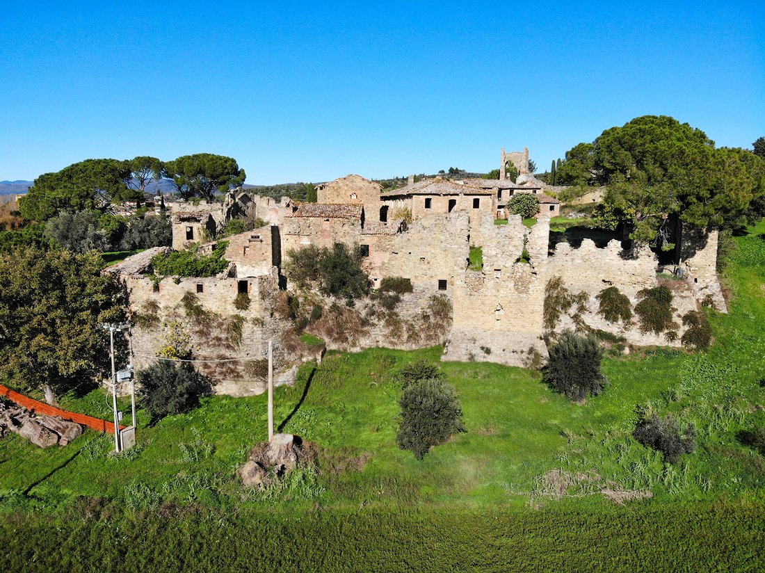 Zocco’s Medieval Crown: A Lakeside Castle Awaiting Its Renaissance