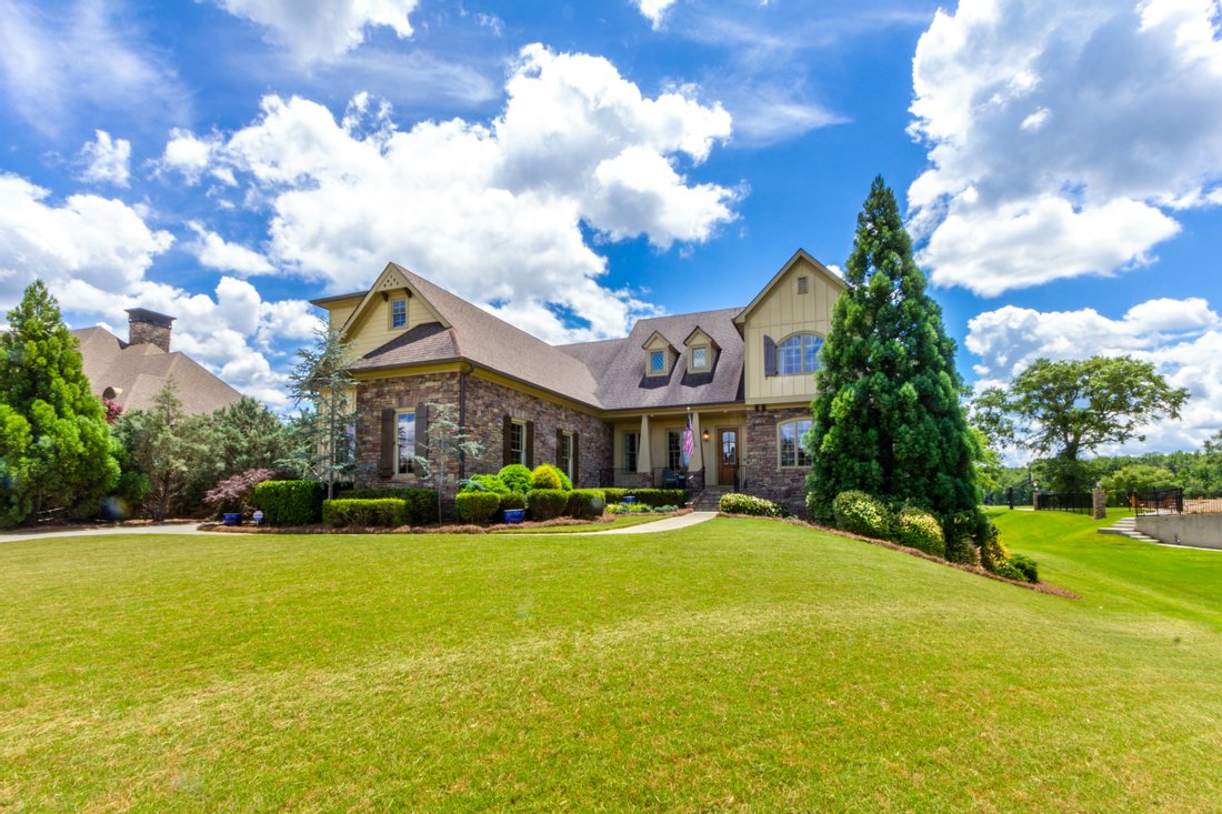 7 Bedrooms Single Family Detached In Fayetteville, United