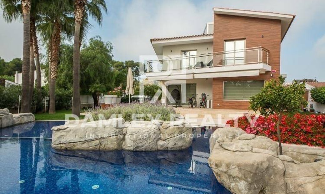 Luxury Villa Just 600 Meters From The Beach In In Sitges Catalonia Spain For Sale 10733244