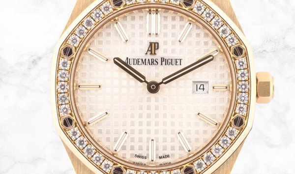 Audemars Piguet 67651BA.ZZ.1261BA.01 Royal Oak Quartz 18K Yellow Gold Silver Toned Dial (11234234)