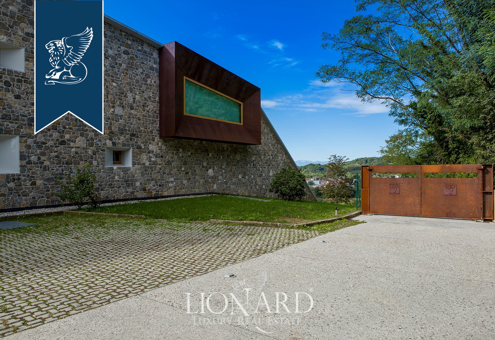 Luxury Villa with Agricultural Company for Sale in Udine in Nimis