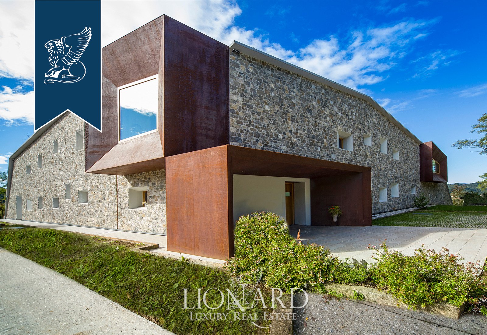 Luxury Villa with Agricultural Company for Sale in Udine in Nimis