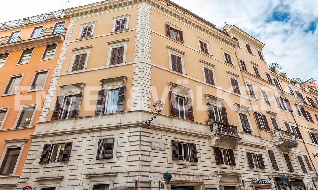 Suggestive Property Adjacent To The Piazza Di Spagna In Rome Italy For Sale