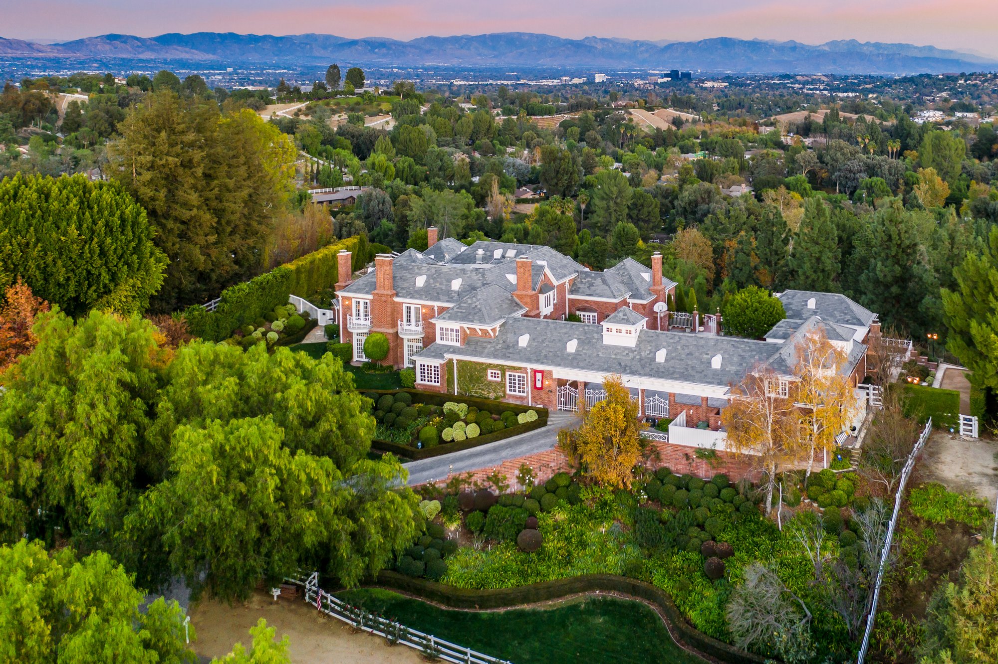 hidden-hills-georgian-inspired-manor-in-hidden-hills-california