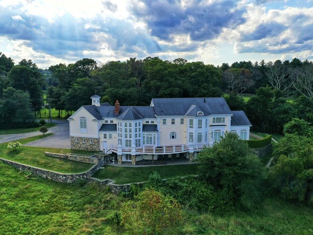 casas de lujo con garaje a la venta en Hamilton, Massachusetts