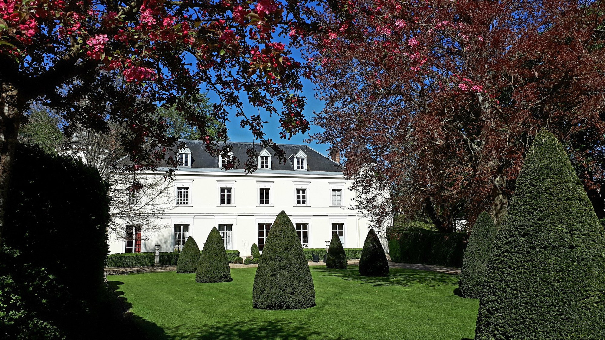 Fontainebleau An Elegant 18th Century Manor House. In Fontainebleau