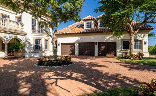 casas de lujo con embarcadero a la venta en Cabo Coral, Florida