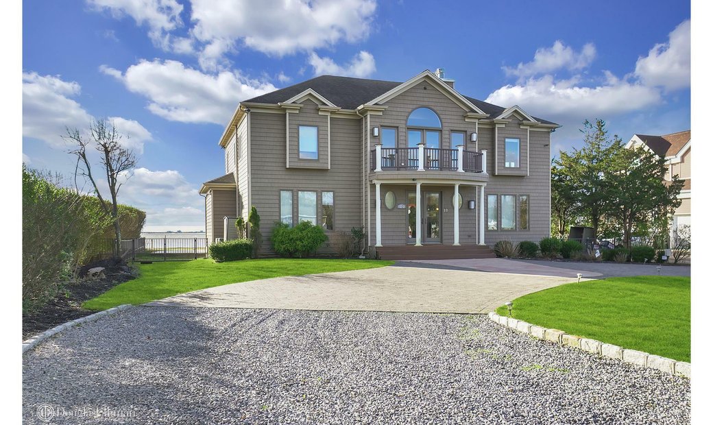 House Hampton Bays In Hampton Bays, New York, United States For Sale