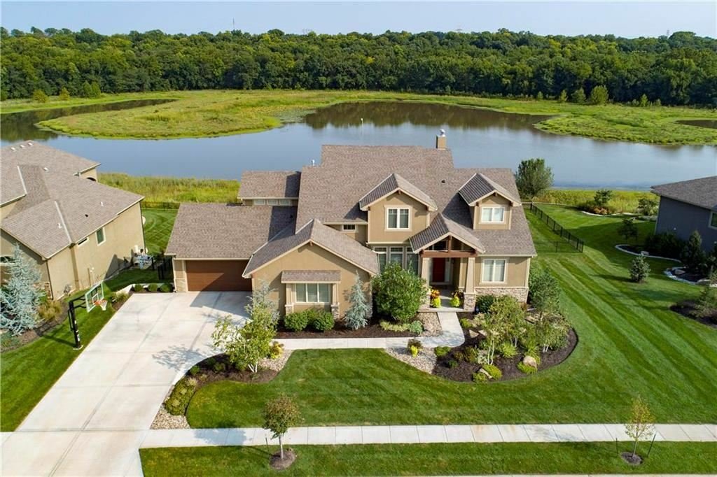 Private, Lake Front Living In Stilwell, Kansas, United States For Sale