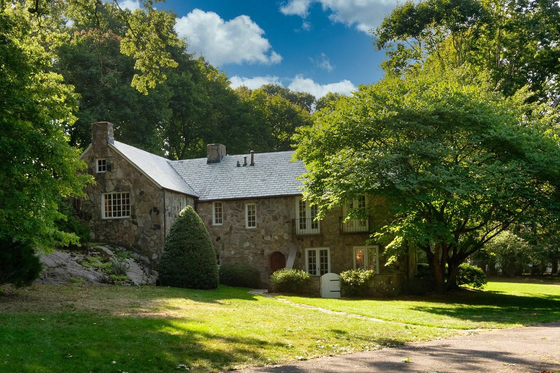 Beautifully Built Frazier Peters Colonial In Darien, Connecticut