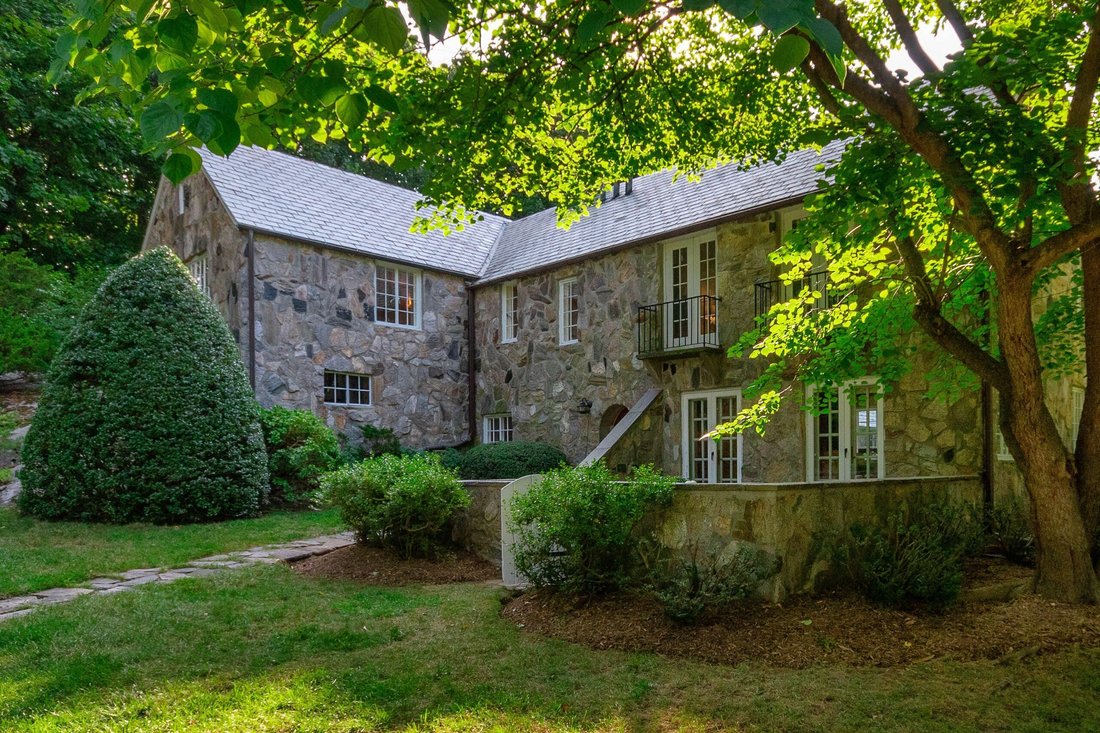 Beautifully Built Frazier Peters Colonial In Darien, Connecticut