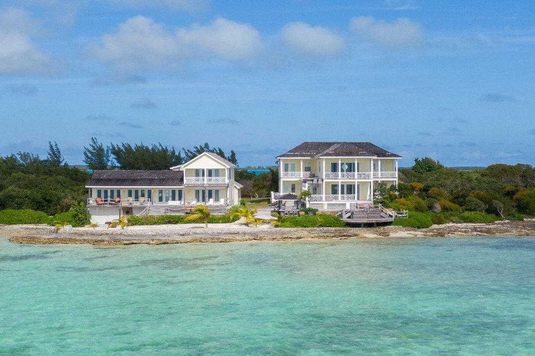 Crown Pigeon Island & Cays In Dunmore Town, Harbour Island, The Bahamas 