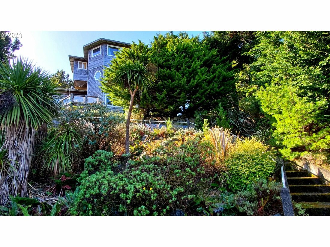 4 Bedrooms Single Family Detached In Port Orford, Oregon, United States