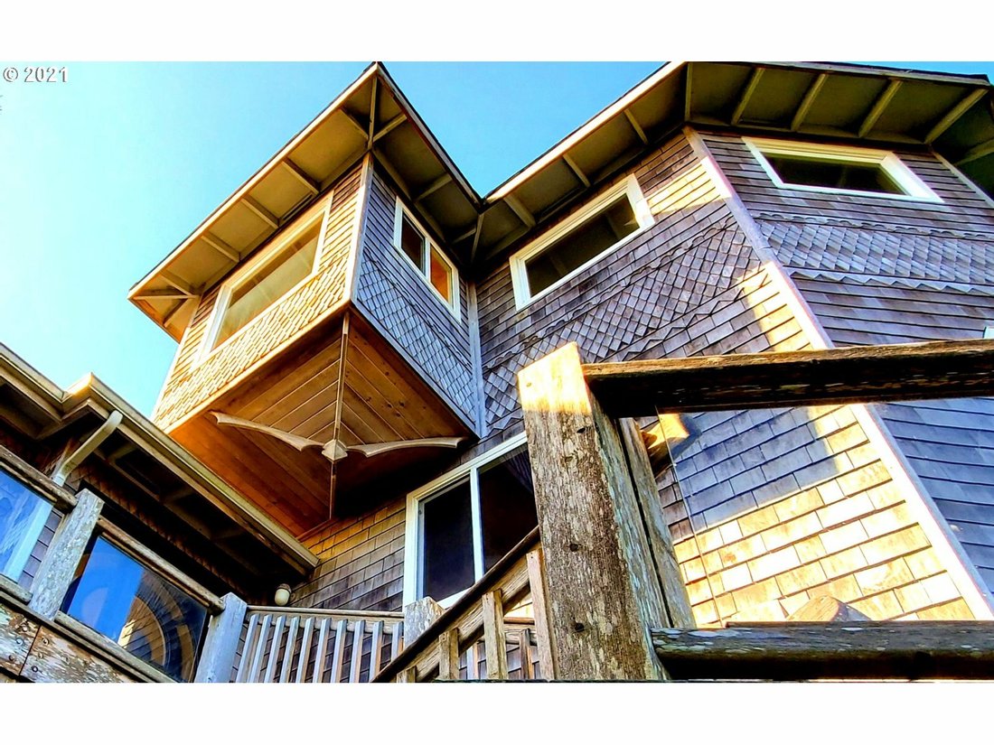 4 Bedrooms Single Family Detached In Port Orford, Oregon, United States