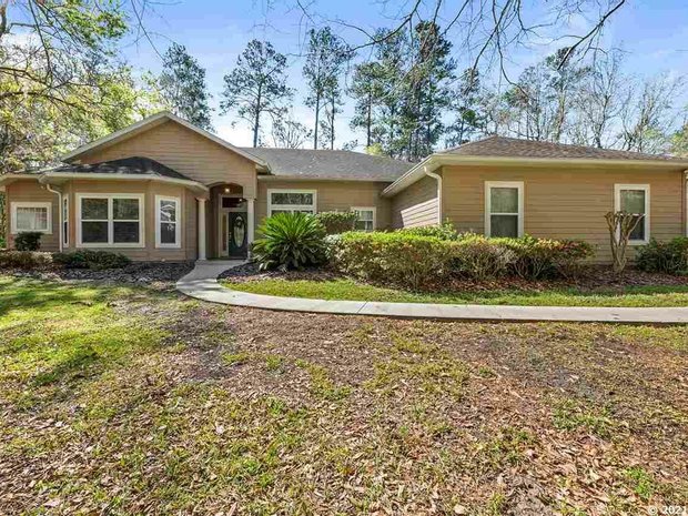 Luxury houses with library for sale in Gainesville, Florida | JamesEdition