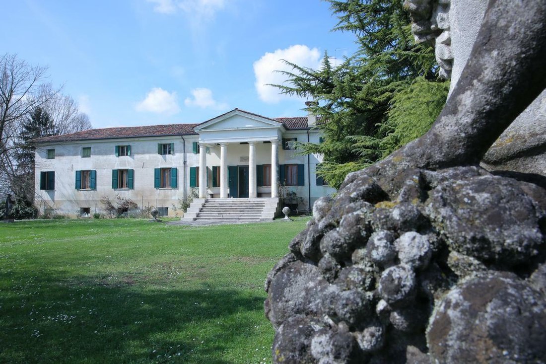 Villa With Private Park In Pordenone, Friuli Venezia Giulia