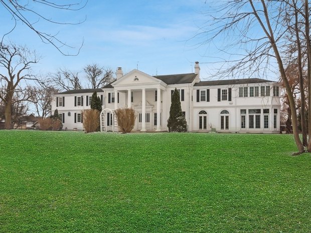 Luxury homes with garage for sale in Schaumburg, Illinois | JamesEdition