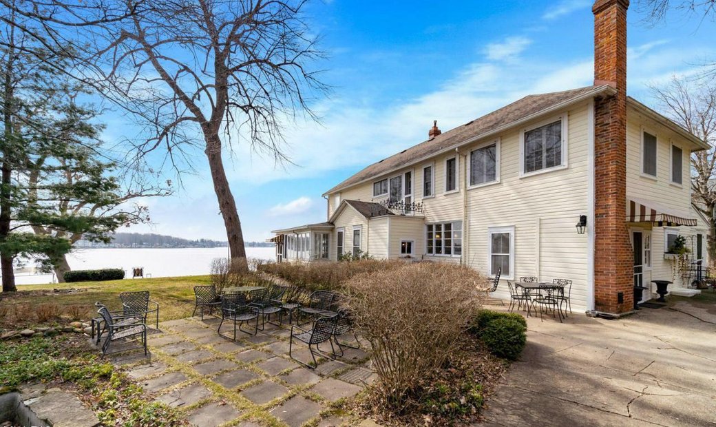 An Original Diamond Lake Home In Cassopolis, Michigan, United States