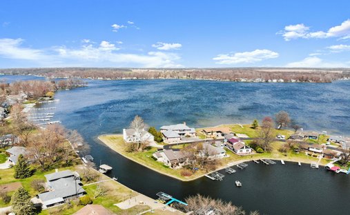 Luxury homes with jacuzzi for sale in Leesburg, Indiana | JamesEdition