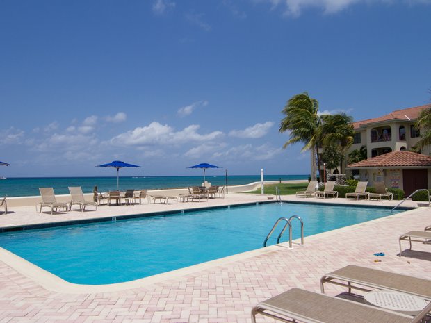 Condo in George Town, George Town, Cayman Islands 1