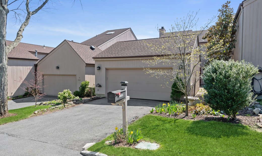 Sunlight Townhouse In Fairway Green In Mamaroneck, New York, United