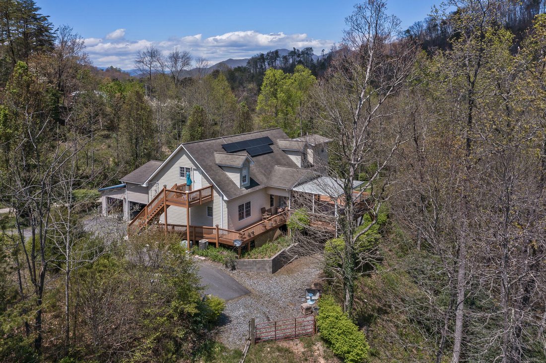 3 Bedrooms Single Family Detached In Sylva, North Carolina, United