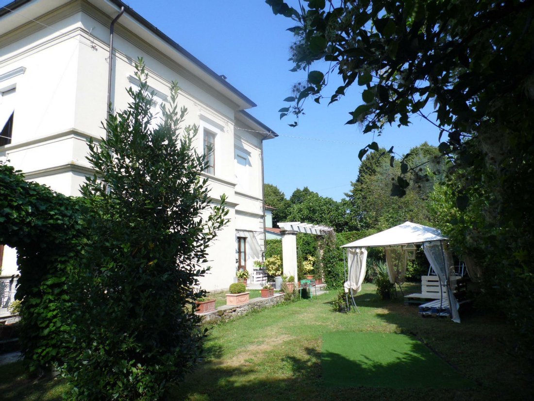 Villa in Barga, Tuscany, Italy 1 - 11449399