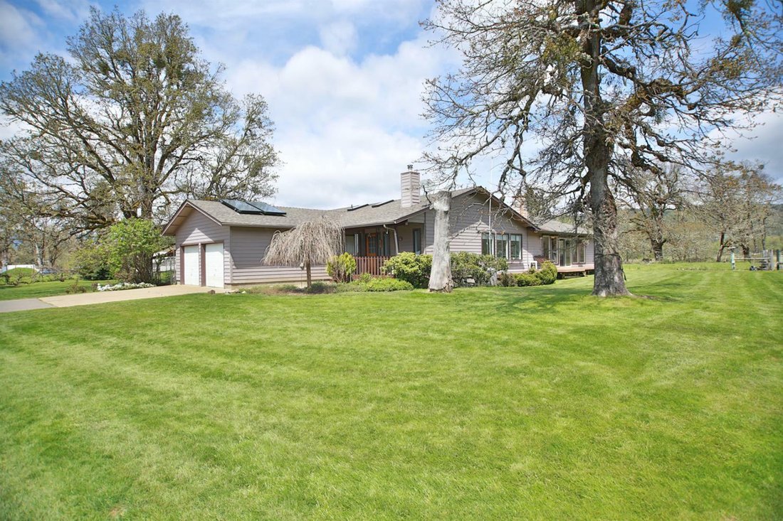 3 Bedrooms Single Family Detached In Cave Junction, Oregon, United